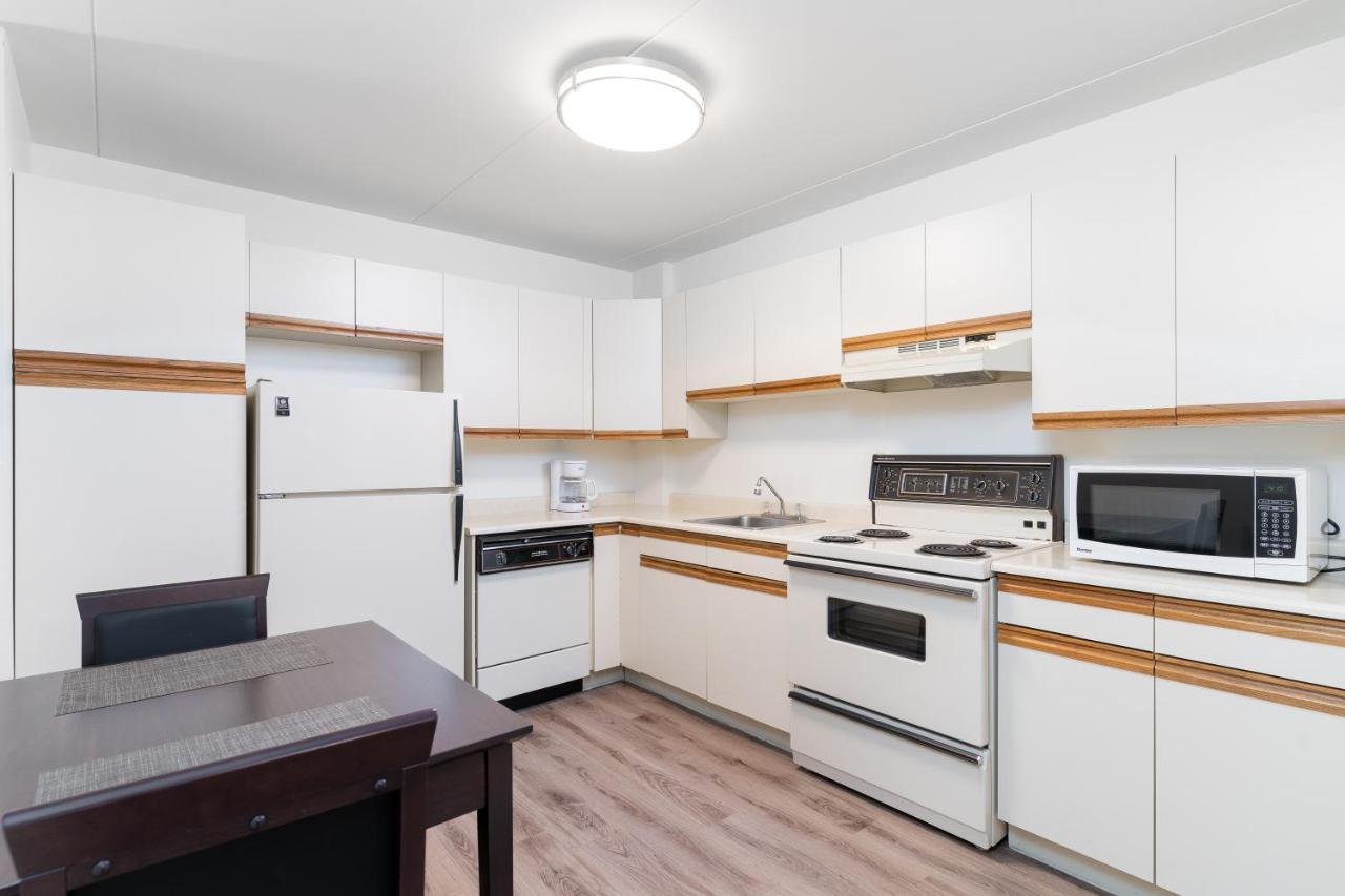Fort Garry Place Furnished Suites Уинипег Екстериор снимка